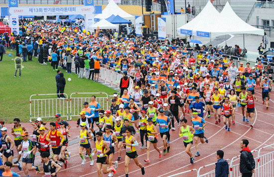 반기문 마라톤대회에 참가한 선수들이 출발선상에서 힘차게 출발하고 있다.