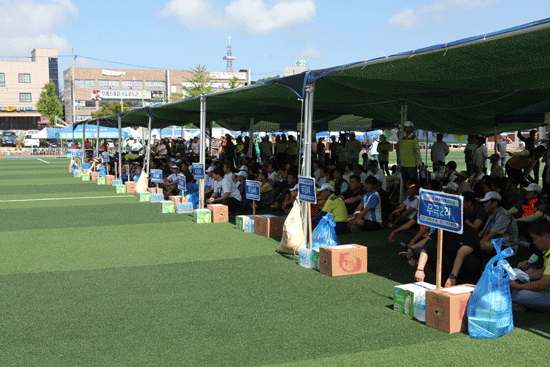 금왕읍민 화합체육대회에 참석한 주민들.