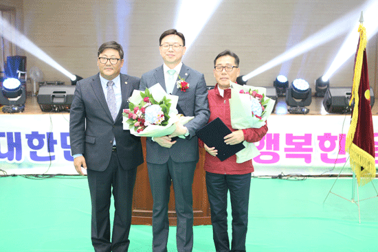 감사패 수상자. 한상대(중앙)극동대 총장, 신동민(오른쪽) 지역발전협의회장.