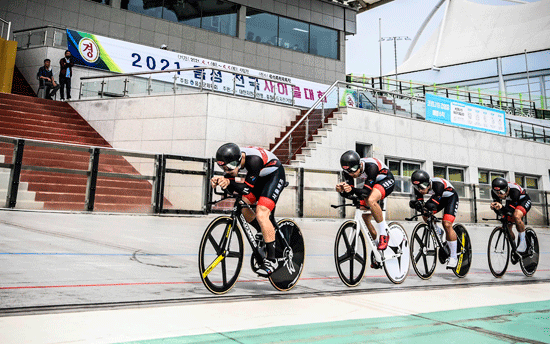 2021 음성 전국 사이클 대회에서 선수들이 온힘을 다해 경기에 임하고 있다.
