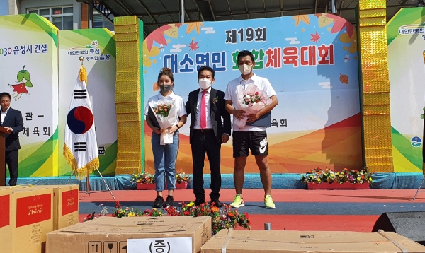 김아리(왼쪽), 최필규 주무관이 우수 공무원 표창패를 받았다.