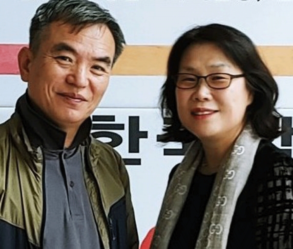 부인 이선희 시인(오른쪽)과 남편 김기숭 작가.